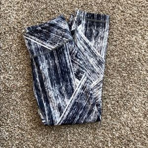LuLuLemon patterned legging size 4